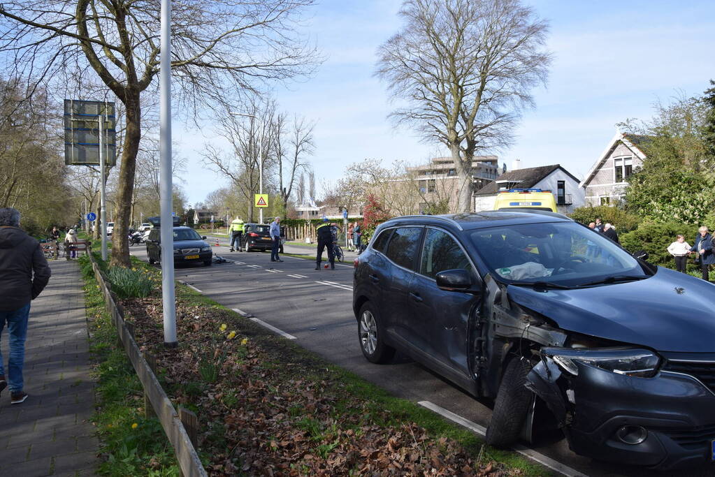 Flinke aanrijding tussen drie auto's