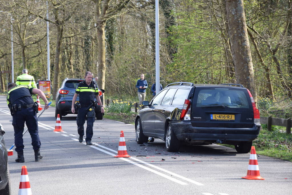 Flinke aanrijding tussen drie auto's