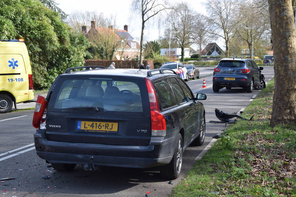 Flinke aanrijding tussen drie auto's