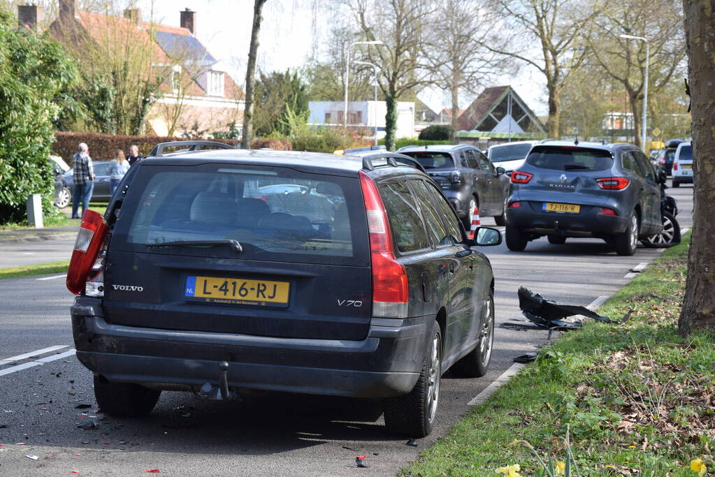 Flinke aanrijding tussen drie auto's