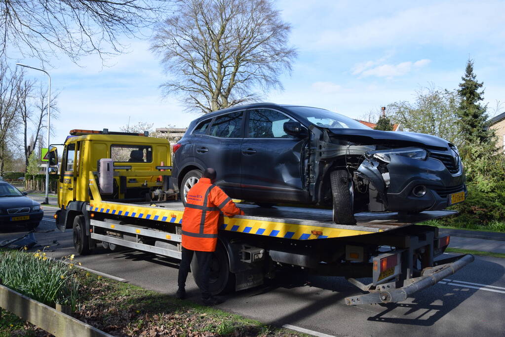 Flinke aanrijding tussen drie auto's