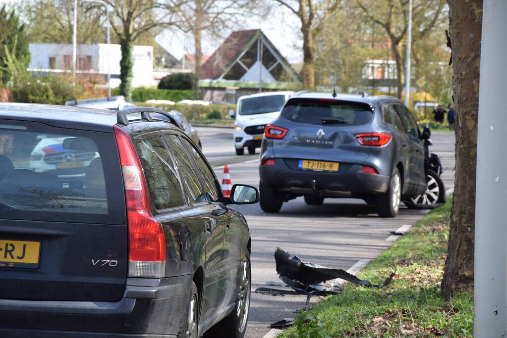 Flinke aanrijding tussen drie auto's