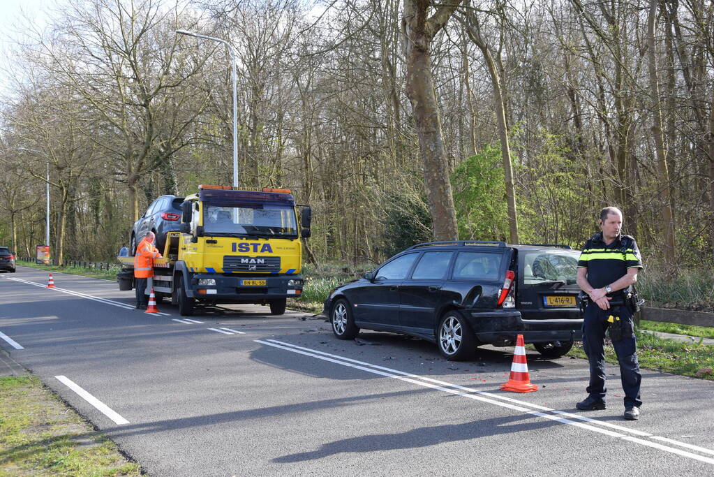 Flinke aanrijding tussen drie auto's