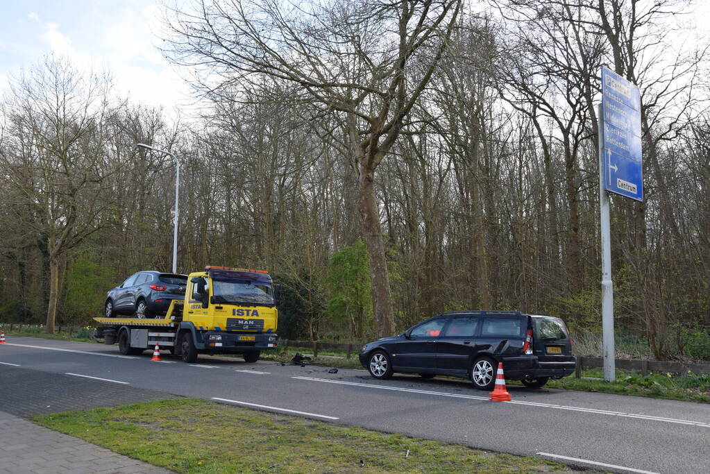 Flinke aanrijding tussen drie auto's