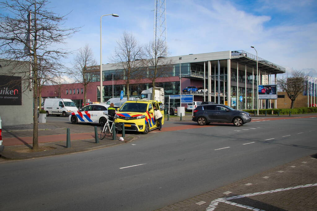 Fietser en automobilist in botsing