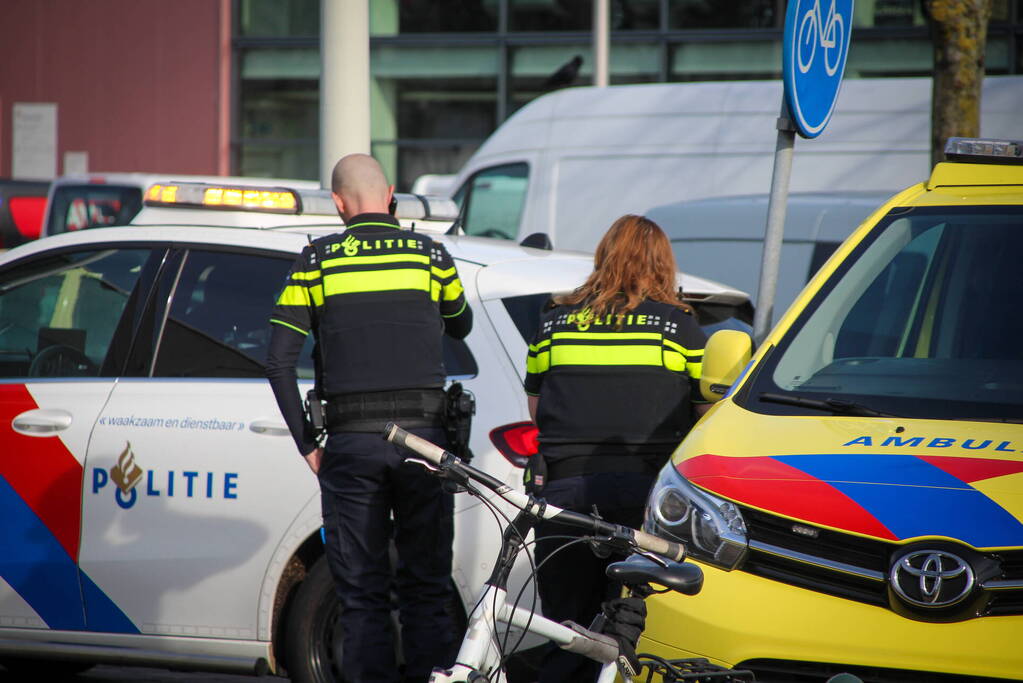 Fietser en automobilist in botsing