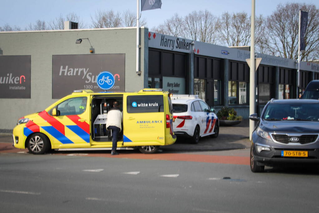 Fietser en automobilist in botsing