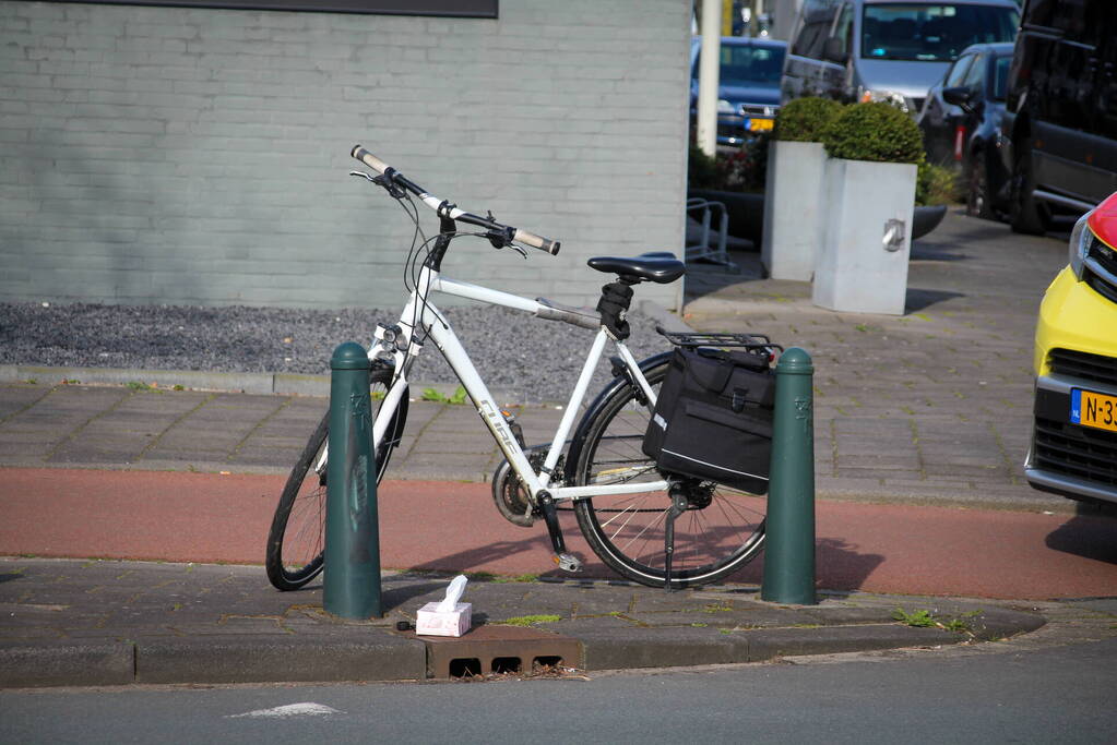 Fietser en automobilist in botsing