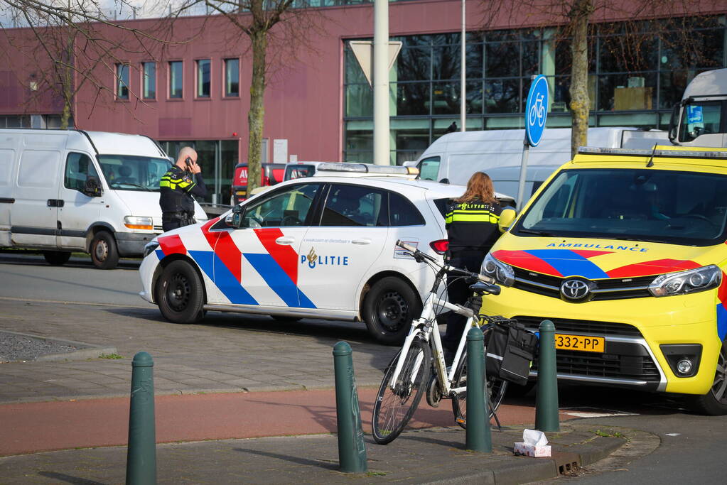 Fietser en automobilist in botsing