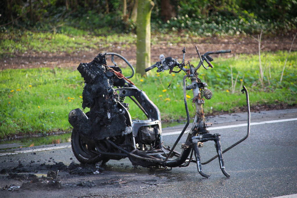 Scooter vliegt in brand na valpartij, bestuurder gewond