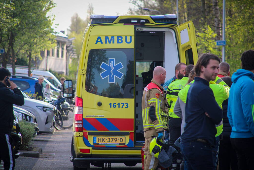 Scooter vliegt in brand na valpartij, bestuurder gewond