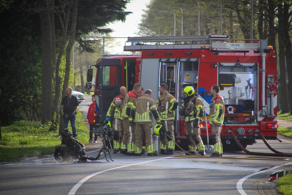 Scooter vliegt in brand na valpartij, bestuurder gewond