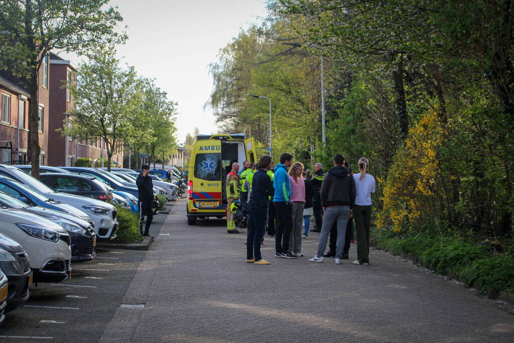 Scooter vliegt in brand na valpartij, bestuurder gewond