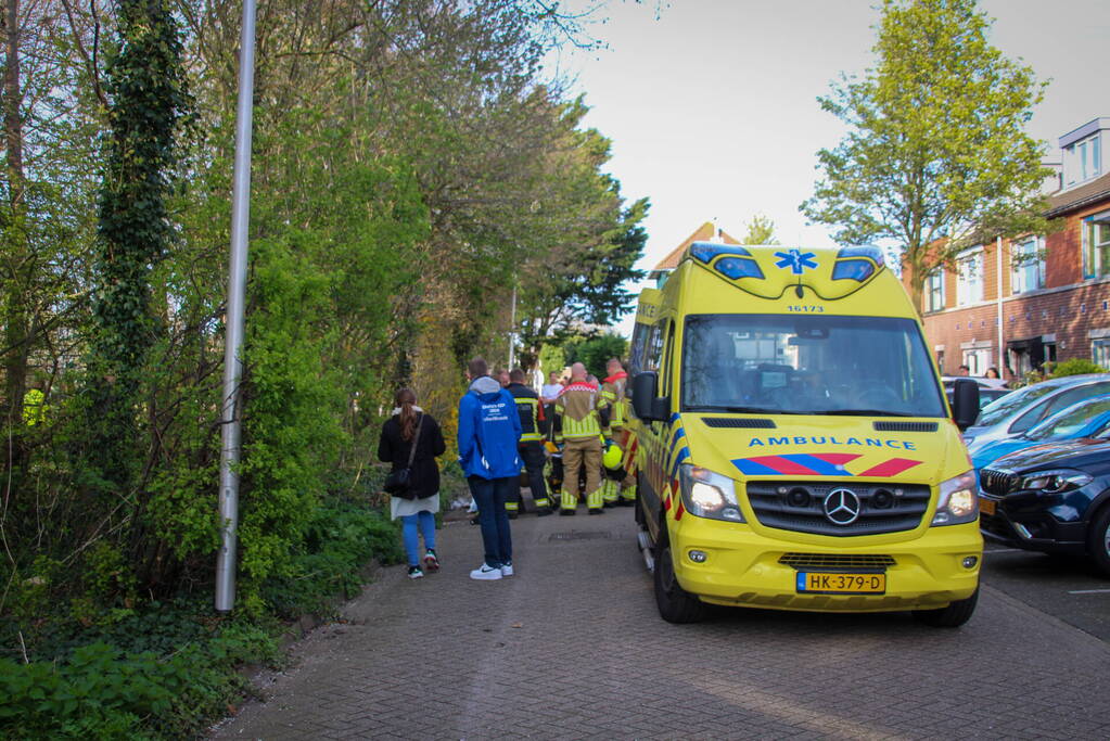 Scooter vliegt in brand na valpartij, bestuurder gewond