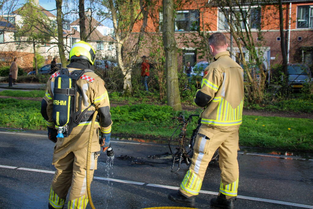 Scooter vliegt in brand na valpartij, bestuurder gewond