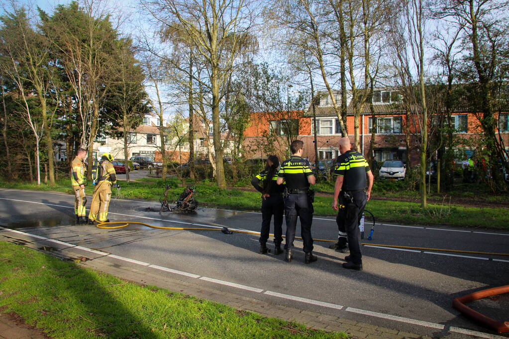 Scooter vliegt in brand na valpartij, bestuurder gewond