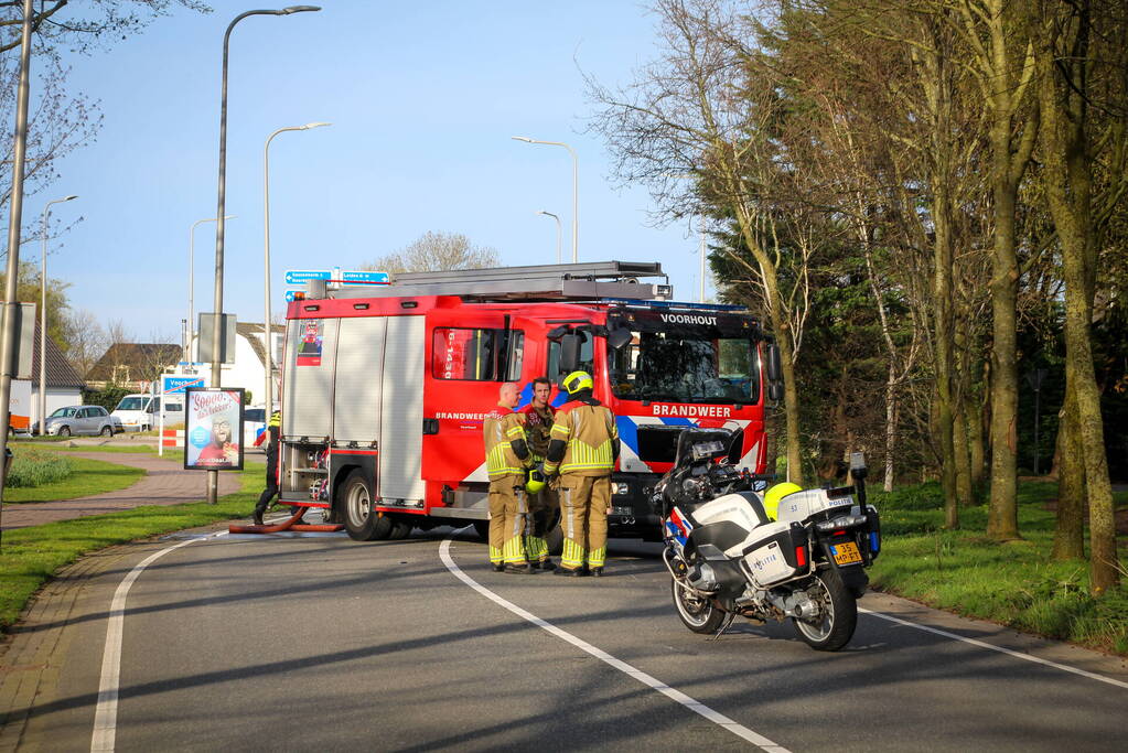 Scooter vliegt in brand na valpartij, bestuurder gewond