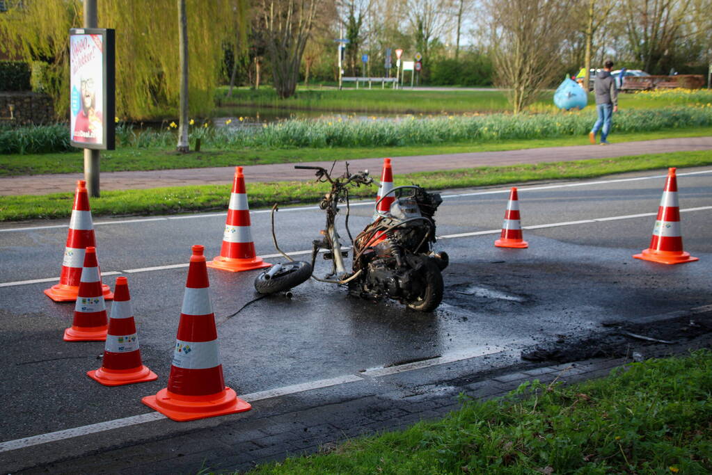 Scooter vliegt in brand na valpartij, bestuurder gewond