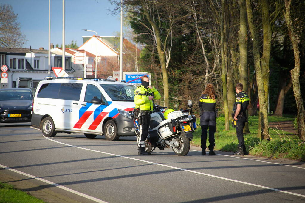 Scooter vliegt in brand na valpartij, bestuurder gewond