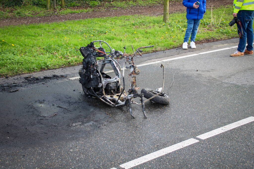 Scooter vliegt in brand na valpartij, bestuurder gewond