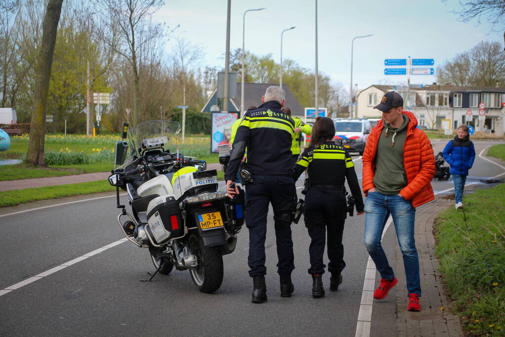 Scooter vliegt in brand na valpartij, bestuurder gewond