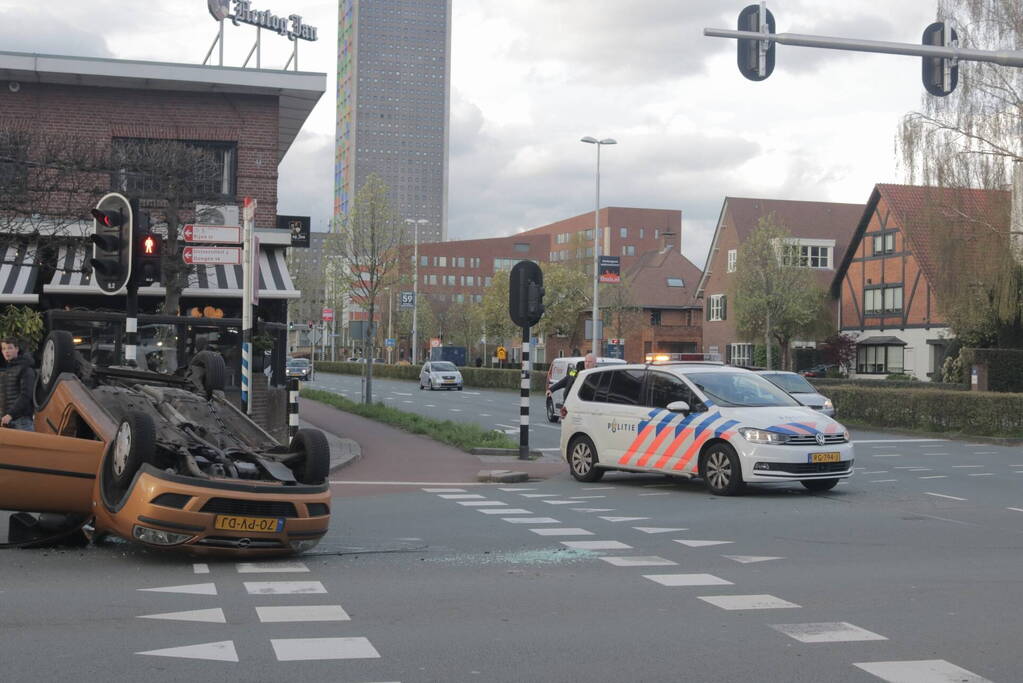 Aanhoudingen en auto ondersteboven op kruising na aanrijding