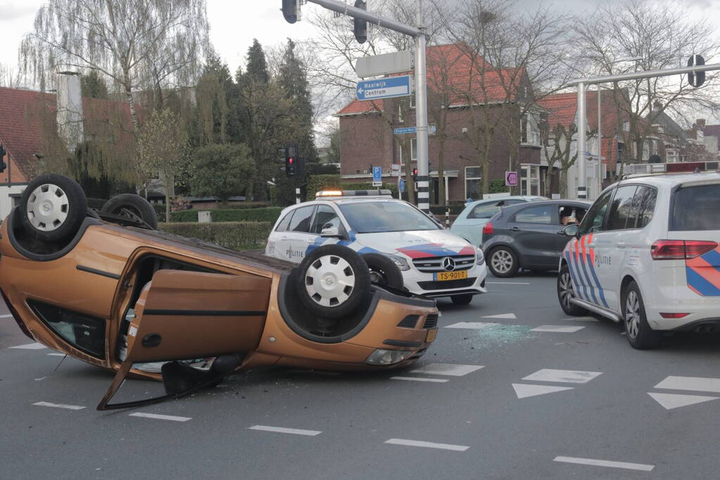 Aanhoudingen en auto ondersteboven op kruising na aanrijding