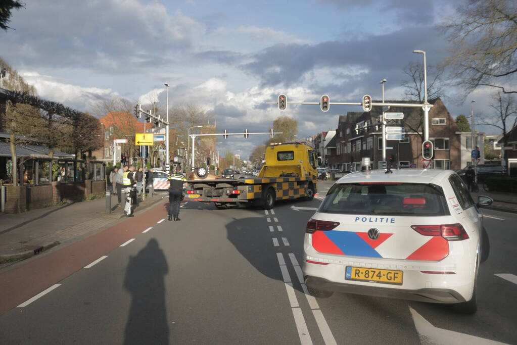 Aanhoudingen en auto ondersteboven op kruising na aanrijding