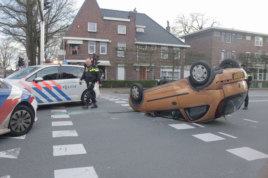 Aanhoudingen en auto ondersteboven op kruising na aanrijding