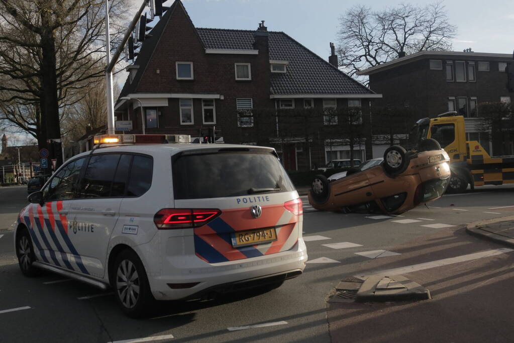 Aanhoudingen en auto ondersteboven op kruising na aanrijding