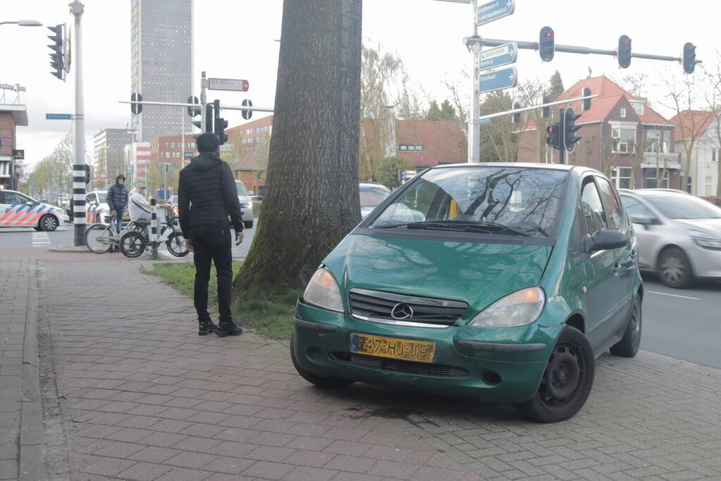 Aanhoudingen en auto ondersteboven op kruising na aanrijding