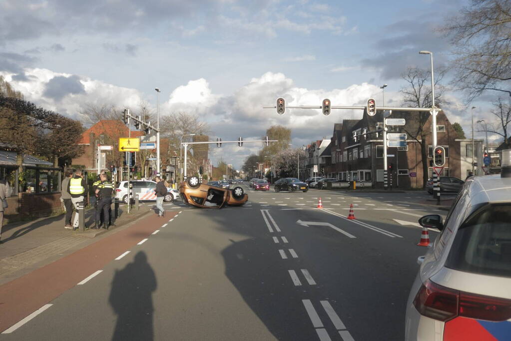 Aanhoudingen en auto ondersteboven op kruising na aanrijding