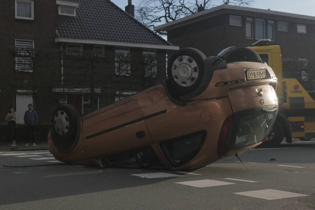 Aanhoudingen en auto ondersteboven op kruising na aanrijding