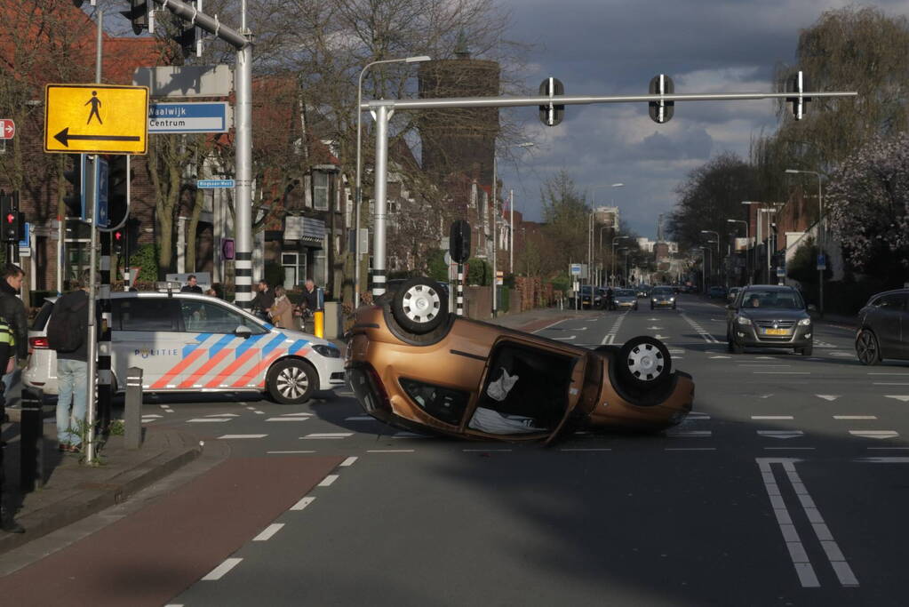 Aanhoudingen en auto ondersteboven op kruising na aanrijding