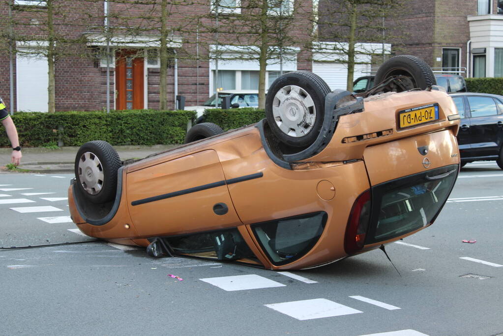 Aanhoudingen en auto ondersteboven op kruising na aanrijding