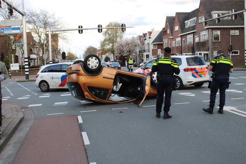 Aanhoudingen en auto ondersteboven op kruising na aanrijding