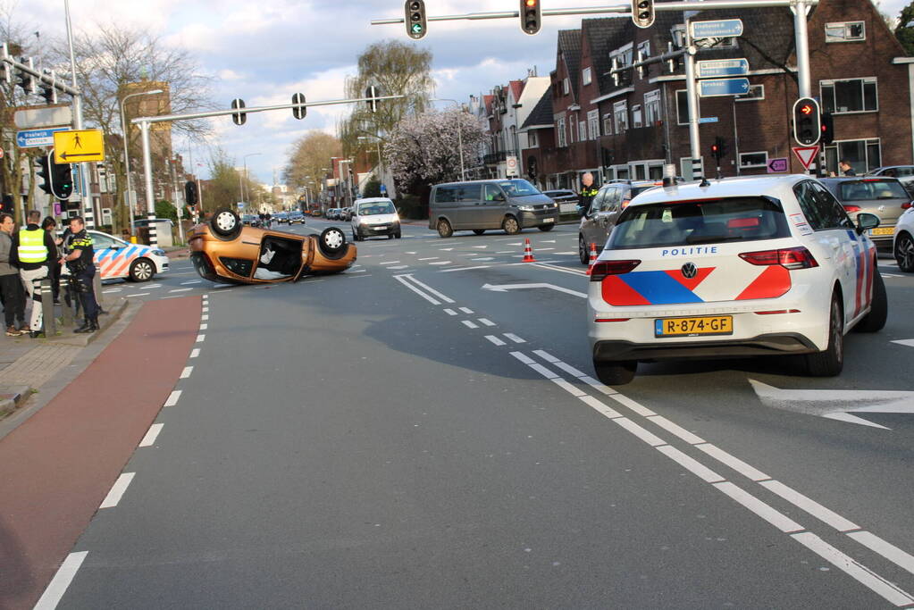 Aanhoudingen en auto ondersteboven op kruising na aanrijding