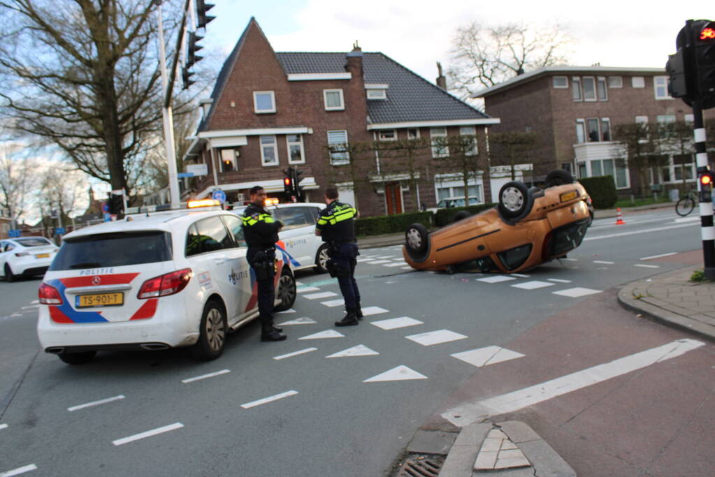 Aanhoudingen en auto ondersteboven op kruising na aanrijding