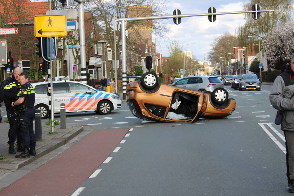 Aanhoudingen en auto ondersteboven op kruising na aanrijding