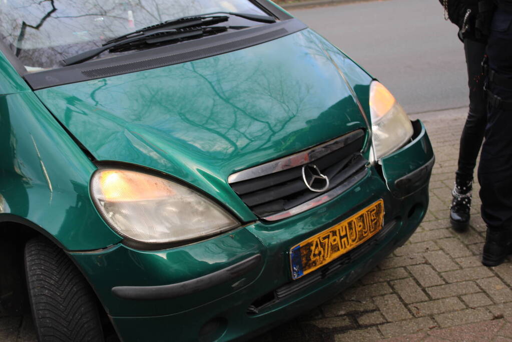 Aanhoudingen en auto ondersteboven op kruising na aanrijding