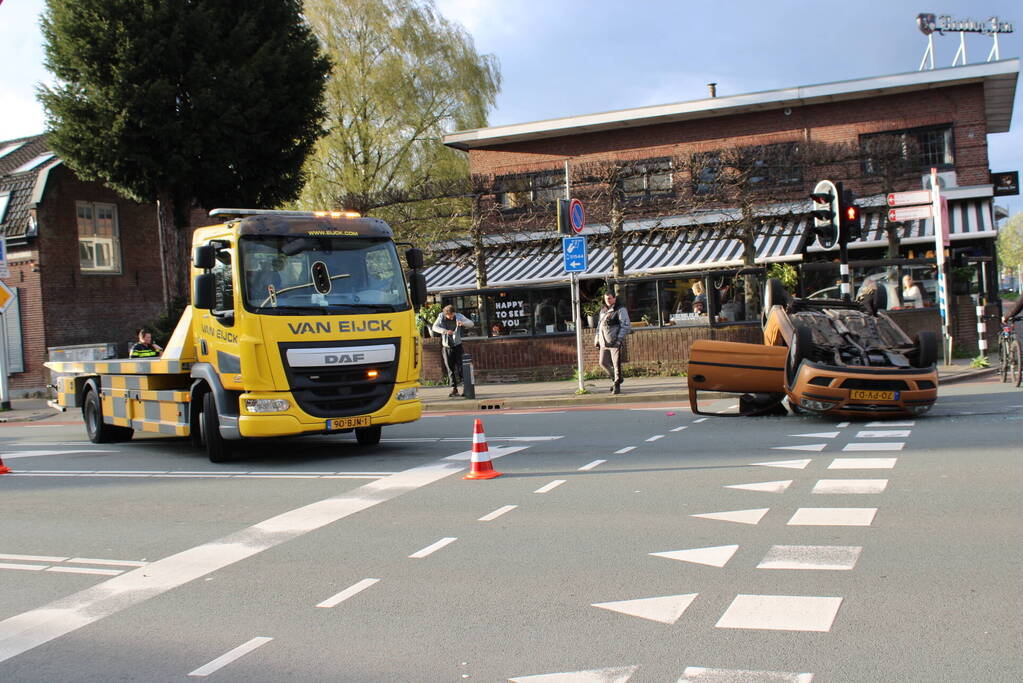 Aanhoudingen en auto ondersteboven op kruising na aanrijding