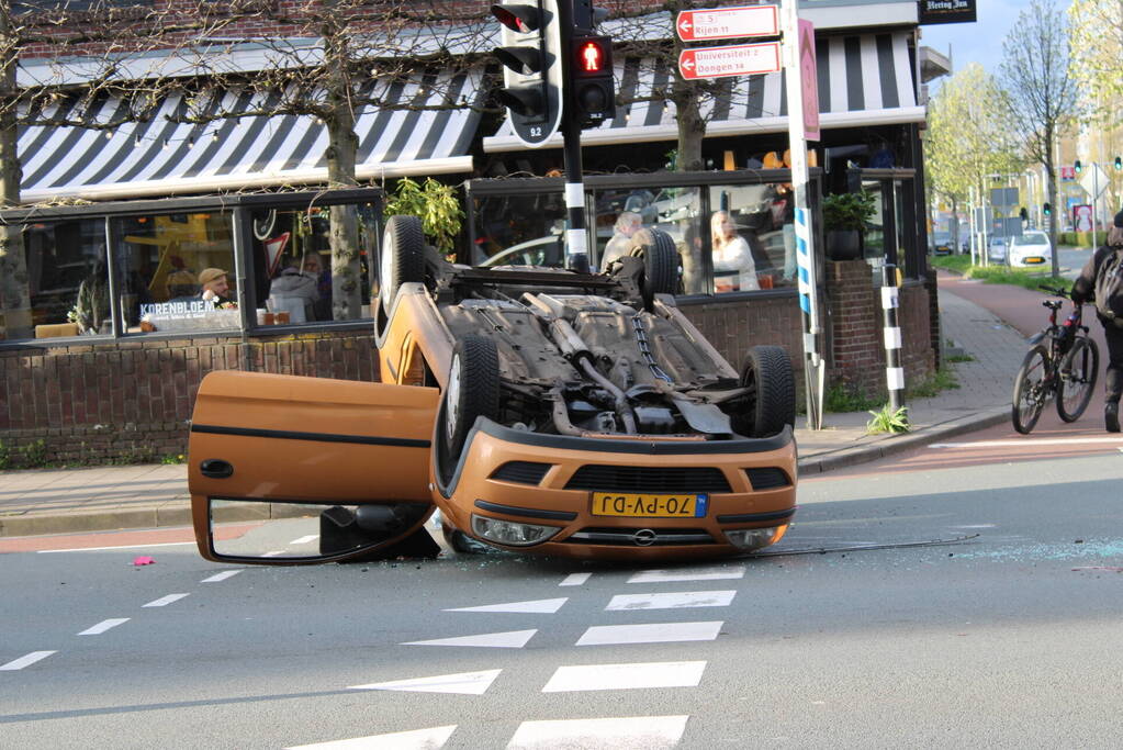 Aanhoudingen en auto ondersteboven op kruising na aanrijding