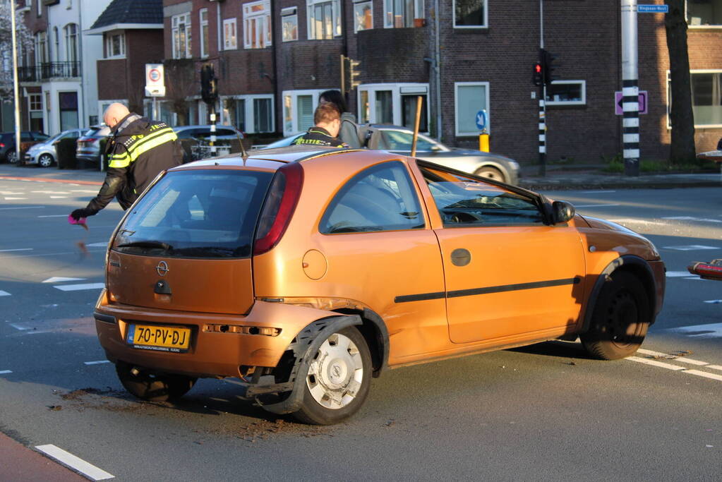 Aanhoudingen en auto ondersteboven op kruising na aanrijding