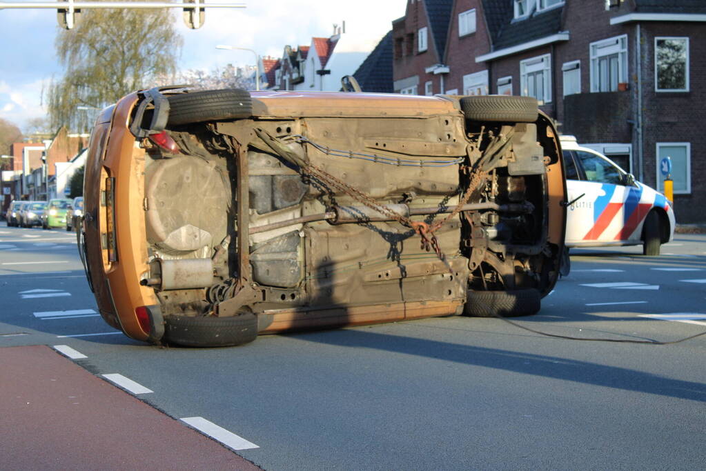 Aanhoudingen en auto ondersteboven op kruising na aanrijding