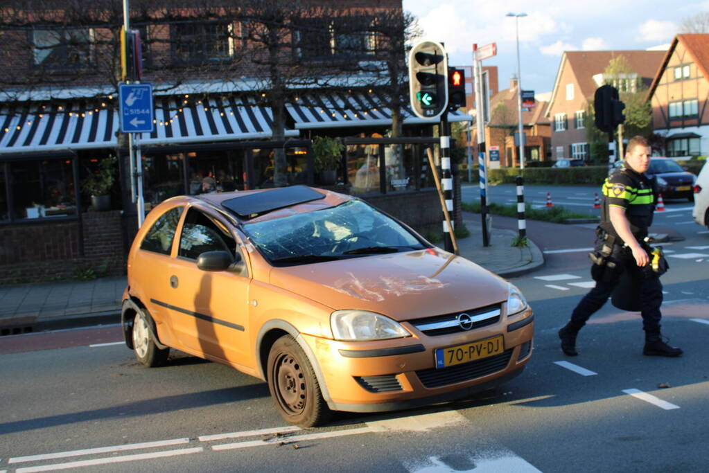 Aanhoudingen en auto ondersteboven op kruising na aanrijding