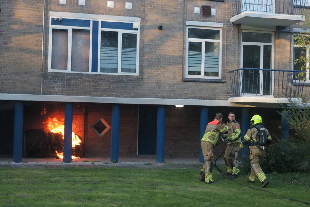 Vlammen slaan metershoog uit motor