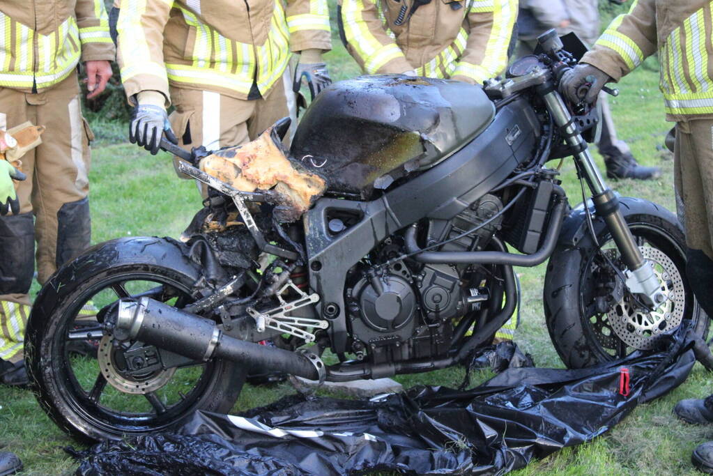 Vlammen slaan metershoog uit motor