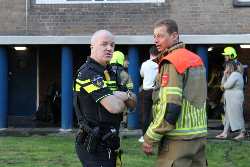 Vlammen slaan metershoog uit motor