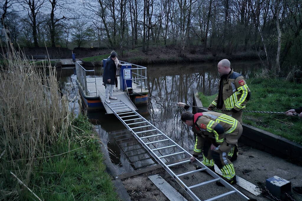 Brandweer schiet vastzittende personen op voetpont te hulp