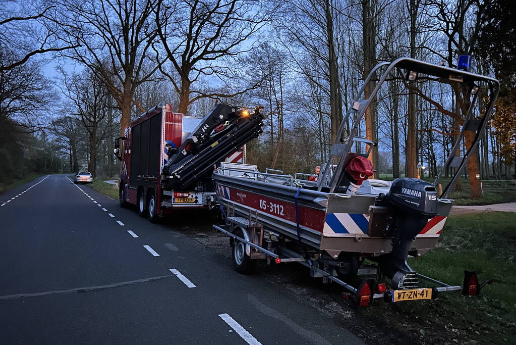 Brandweer schiet vastzittende personen op voetpont te hulp